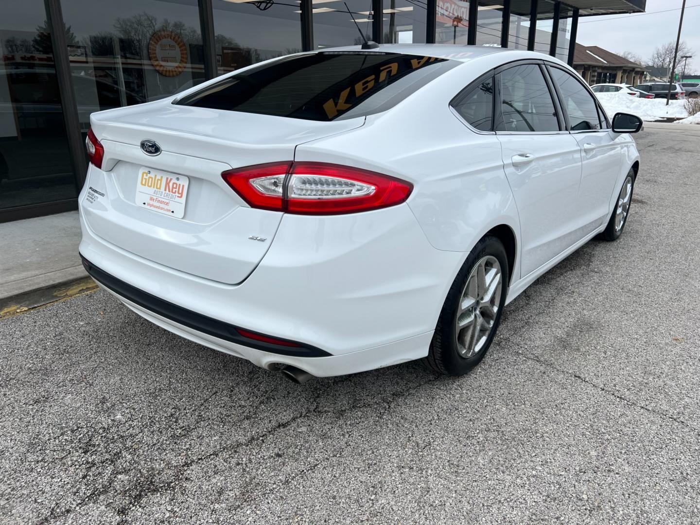 2014 Oxford White Ford Fusion SE (3FA6P0H75ER) with an 2.5L L4 DOHC 16V engine, located at 1633 W Kimberly, Davenport, IA, 52806, (563) 323-5341, 41.559456, -90.598732 - Photo#3